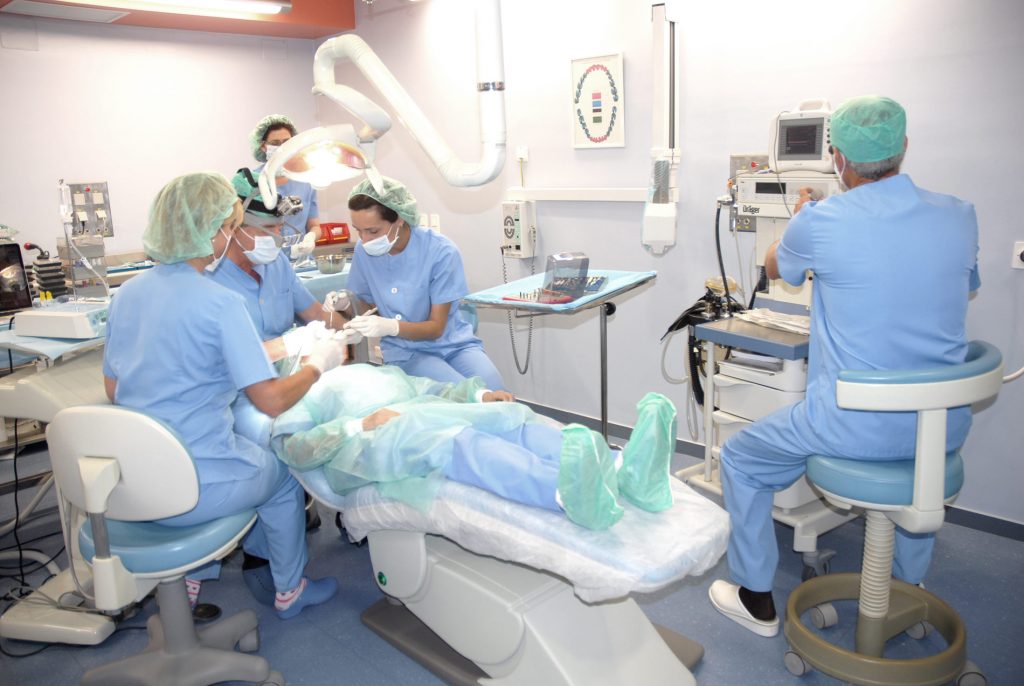 Equipo médico de la Clínica Dental: Dr. Pérez Castro